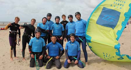 kitesurfen als teambuilding op het strand